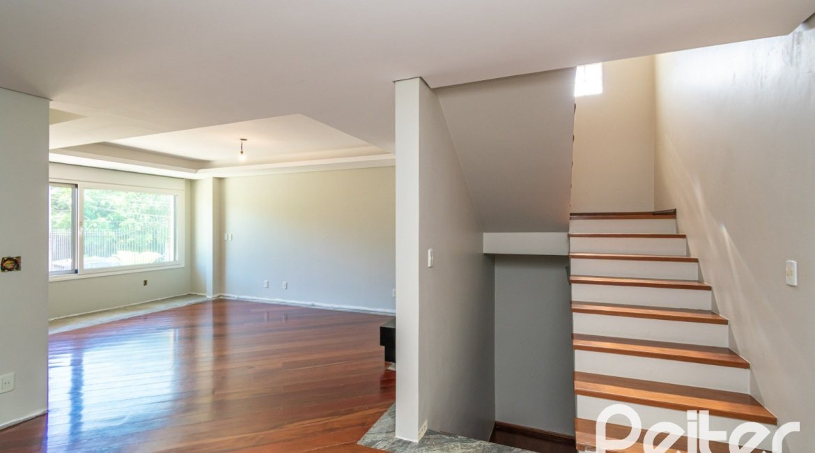 Casa à venda com 307m², 3 dormitórios, 1 suíte, 2 vagas, no bairro Vila Assunção em Porto Alegre