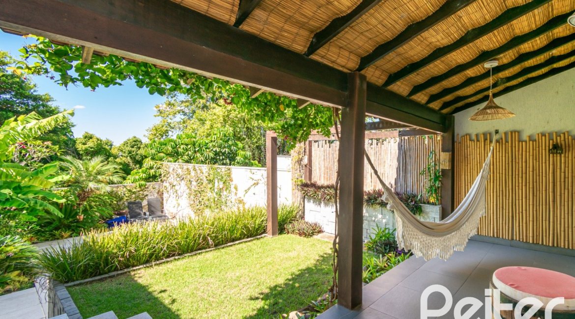 Casa à venda com 307m², 3 dormitórios, 1 suíte, 2 vagas, no bairro Vila Assunção em Porto Alegre