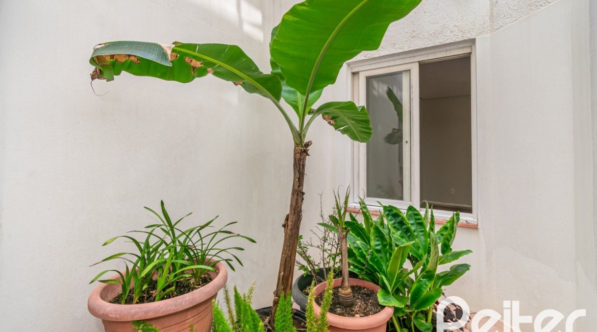 Casa à venda com 307m², 3 dormitórios, 1 suíte, 2 vagas, no bairro Vila Assunção em Porto Alegre