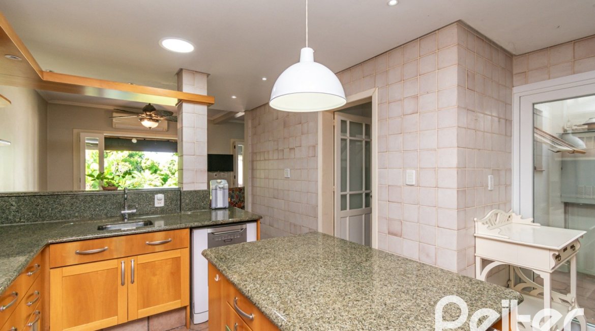 Casa à venda com 307m², 3 dormitórios, 1 suíte, 2 vagas, no bairro Vila Assunção em Porto Alegre