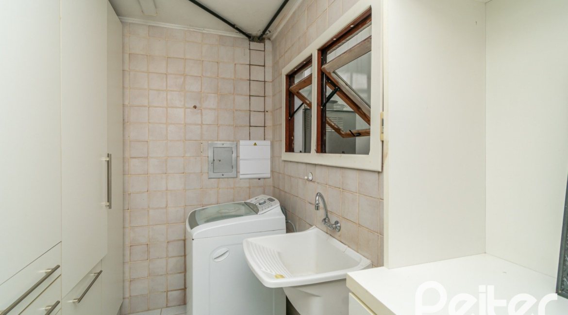 Casa à venda com 307m², 3 dormitórios, 1 suíte, 2 vagas, no bairro Vila Assunção em Porto Alegre