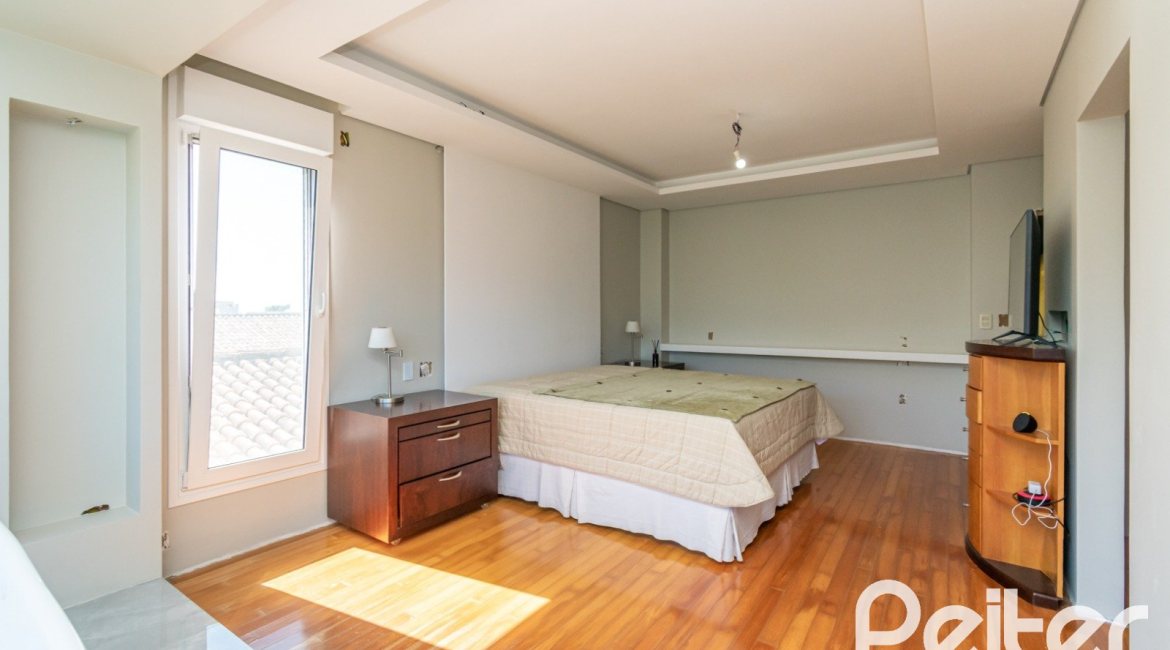 Casa à venda com 307m², 3 dormitórios, 1 suíte, 2 vagas, no bairro Vila Assunção em Porto Alegre