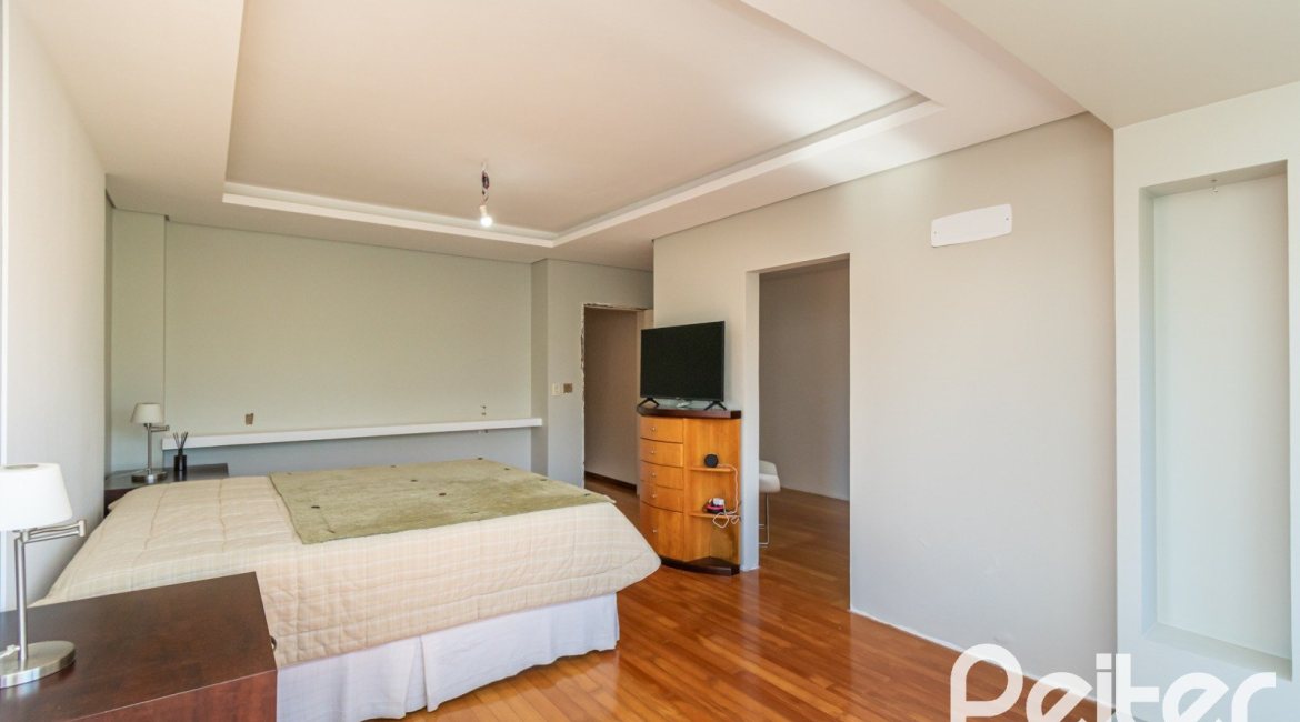 Casa à venda com 307m², 3 dormitórios, 1 suíte, 2 vagas, no bairro Vila Assunção em Porto Alegre