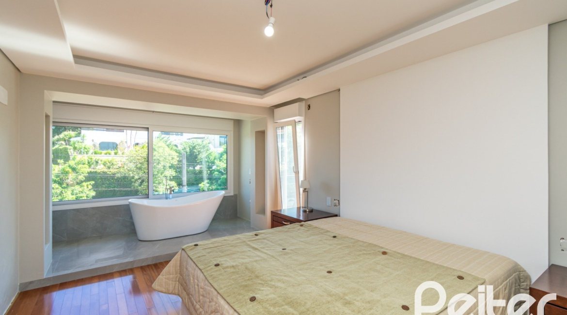 Casa à venda com 307m², 3 dormitórios, 1 suíte, 2 vagas, no bairro Vila Assunção em Porto Alegre