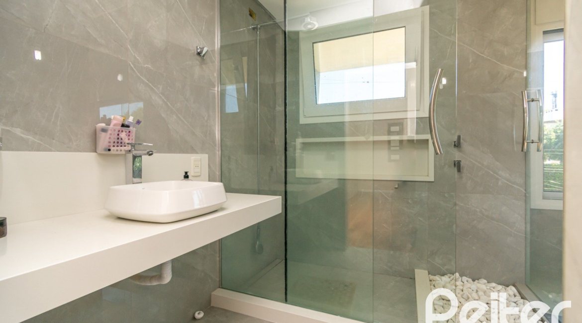 Casa à venda com 307m², 3 dormitórios, 1 suíte, 2 vagas, no bairro Vila Assunção em Porto Alegre