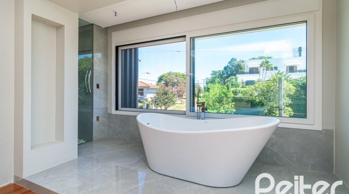 Casa à venda com 307m², 3 dormitórios, 1 suíte, 2 vagas, no bairro Vila Assunção em Porto Alegre