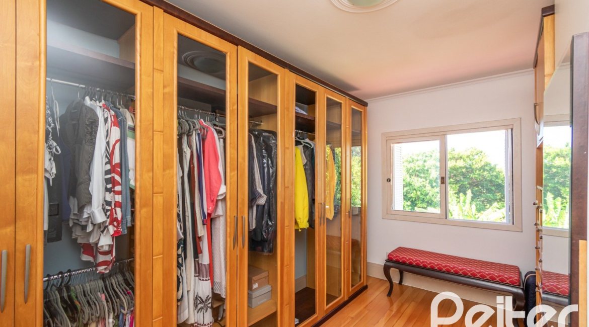 Casa à venda com 307m², 3 dormitórios, 1 suíte, 2 vagas, no bairro Vila Assunção em Porto Alegre