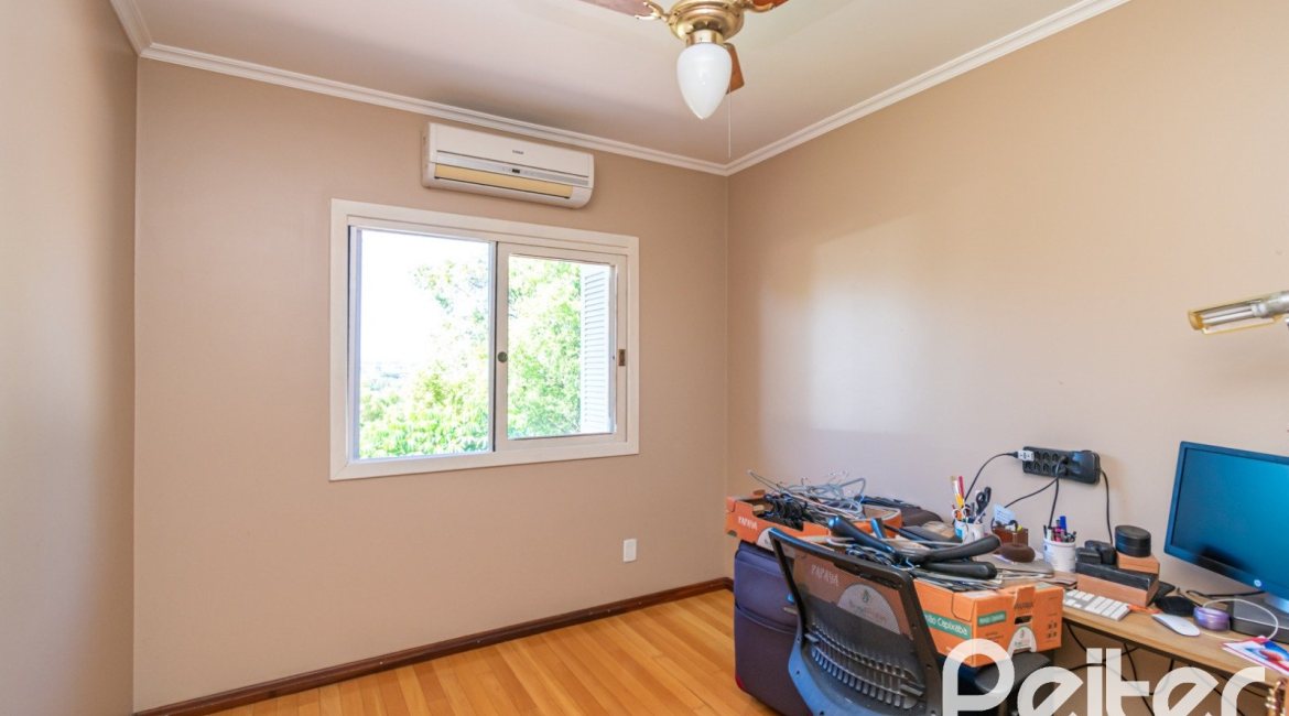 Casa à venda com 307m², 3 dormitórios, 1 suíte, 2 vagas, no bairro Vila Assunção em Porto Alegre