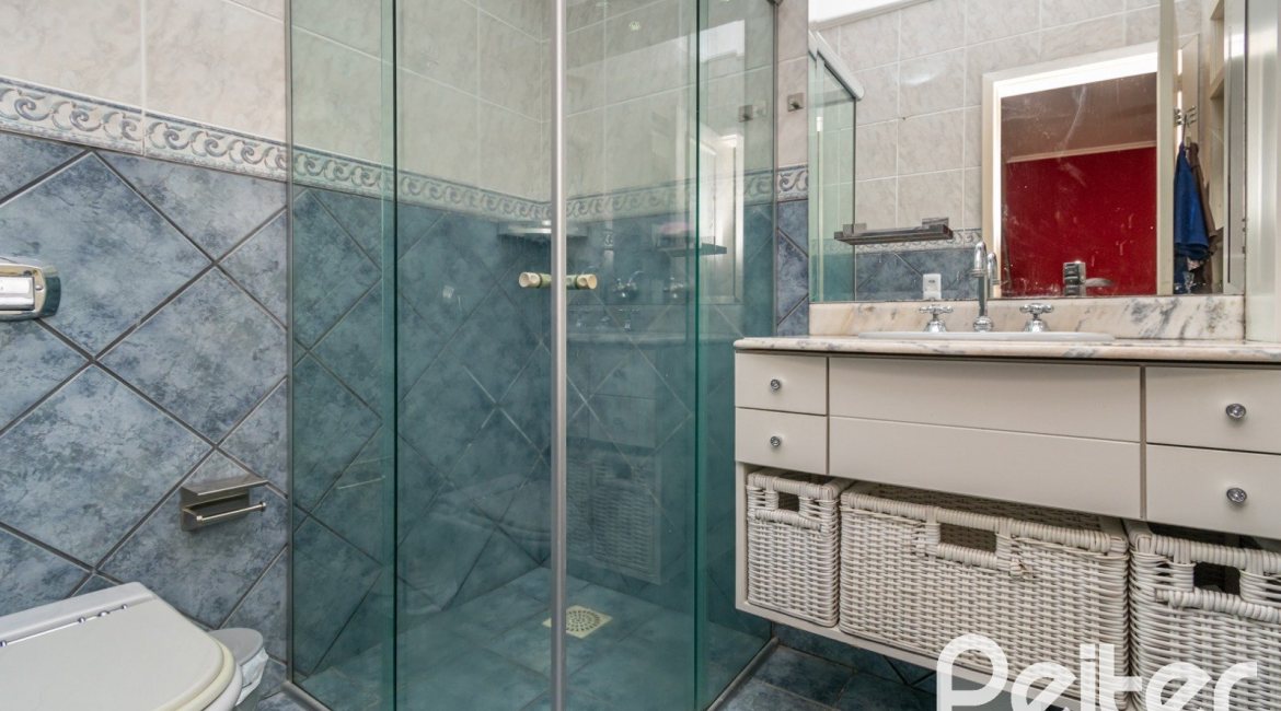 Casa à venda com 307m², 3 dormitórios, 1 suíte, 2 vagas, no bairro Vila Assunção em Porto Alegre