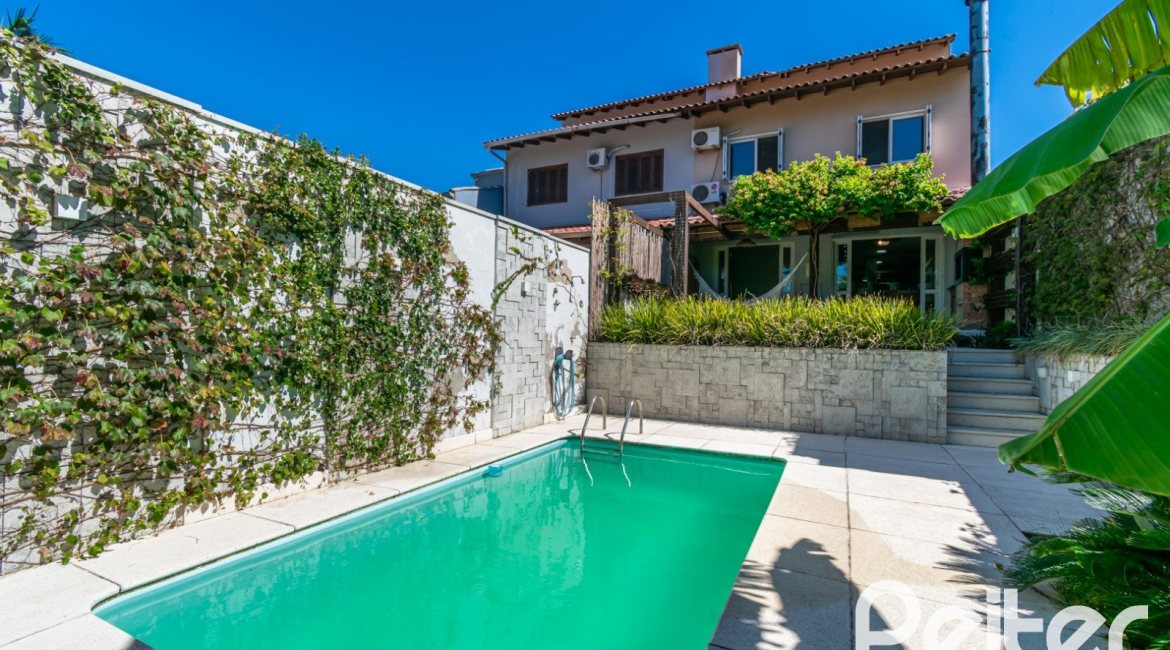 Casa à venda com 307m², 3 dormitórios, 1 suíte, 2 vagas, no bairro Vila Assunção em Porto Alegre