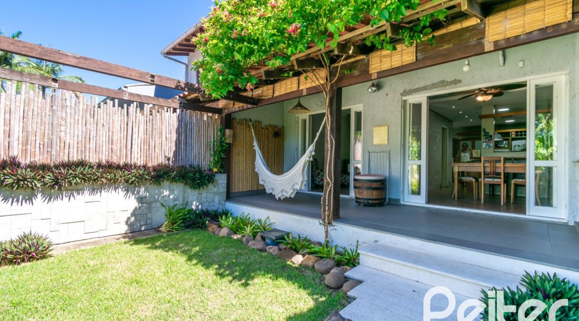 Casa à venda com 307m², 3 dormitórios, 1 suíte, 2 vagas, no bairro Vila Assunção em Porto Alegre