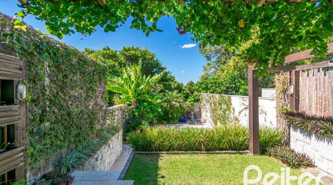 Casa à venda com 307m², 3 dormitórios, 1 suíte, 2 vagas, no bairro Vila Assunção em Porto Alegre