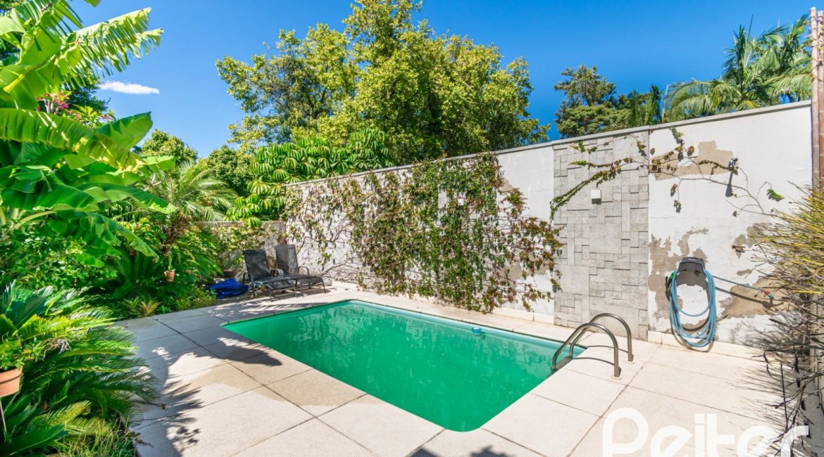 Casa à venda com 307m², 3 dormitórios, 1 suíte, 2 vagas, no bairro Vila Assunção em Porto Alegre