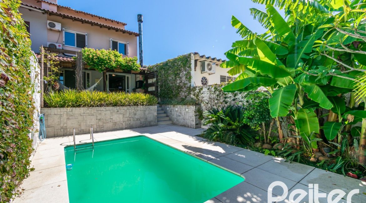 Casa à venda com 307m², 3 dormitórios, 1 suíte, 2 vagas, no bairro Vila Assunção em Porto Alegre