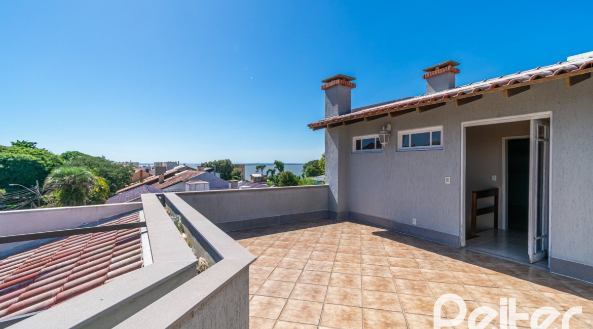 Casa à venda com 307m², 3 dormitórios, 1 suíte, 2 vagas, no bairro Vila Assunção em Porto Alegre