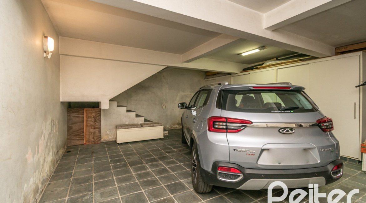 Casa à venda com 307m², 3 dormitórios, 1 suíte, 2 vagas, no bairro Vila Assunção em Porto Alegre