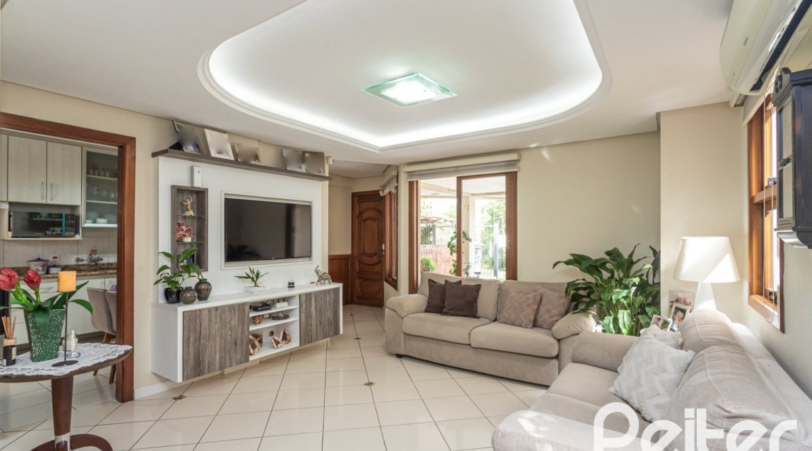 Casa à venda com 152m², 3 dormitórios, 1 suíte, 2 vagas, no bairro Vila Assunção em Porto Alegre