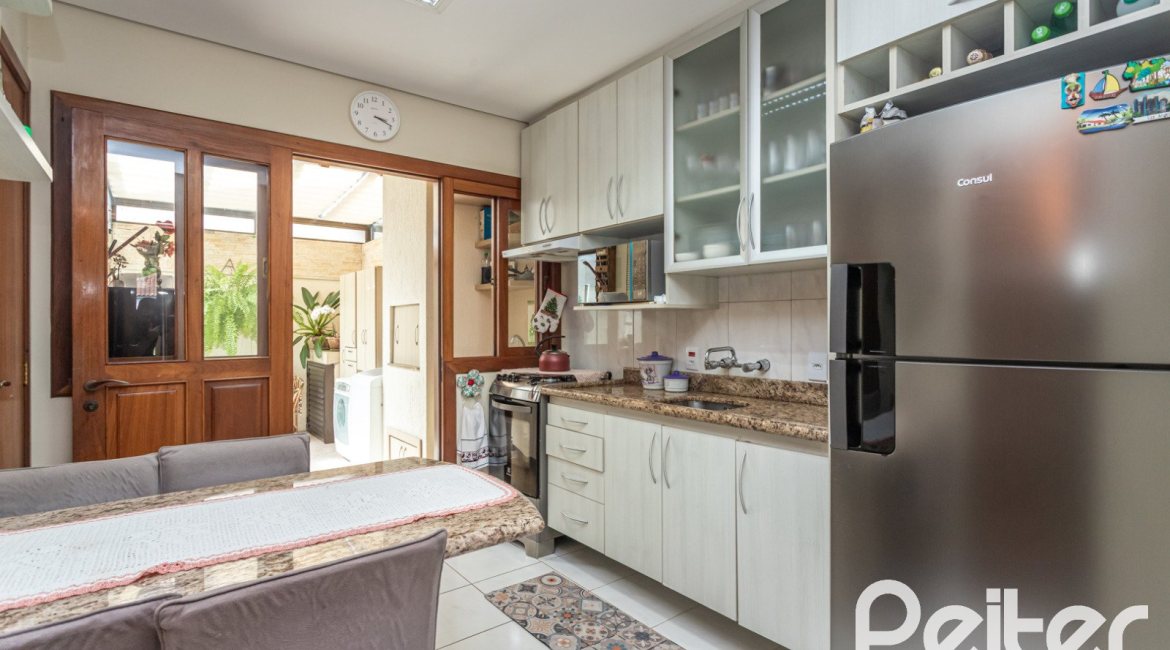 Casa à venda com 152m², 3 dormitórios, 1 suíte, 2 vagas, no bairro Vila Assunção em Porto Alegre