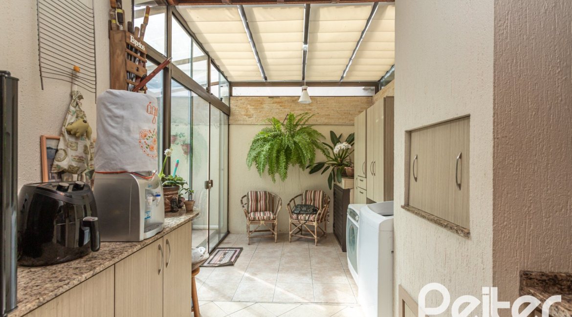 Casa à venda com 152m², 3 dormitórios, 1 suíte, 2 vagas, no bairro Vila Assunção em Porto Alegre