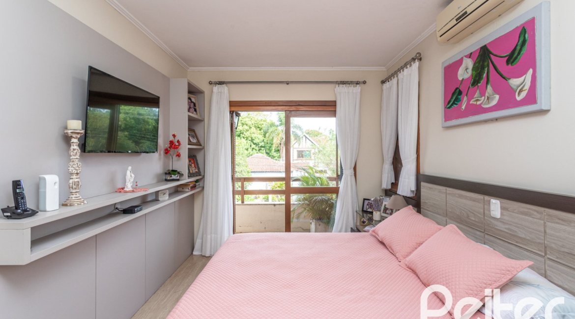 Casa à venda com 152m², 3 dormitórios, 1 suíte, 2 vagas, no bairro Vila Assunção em Porto Alegre