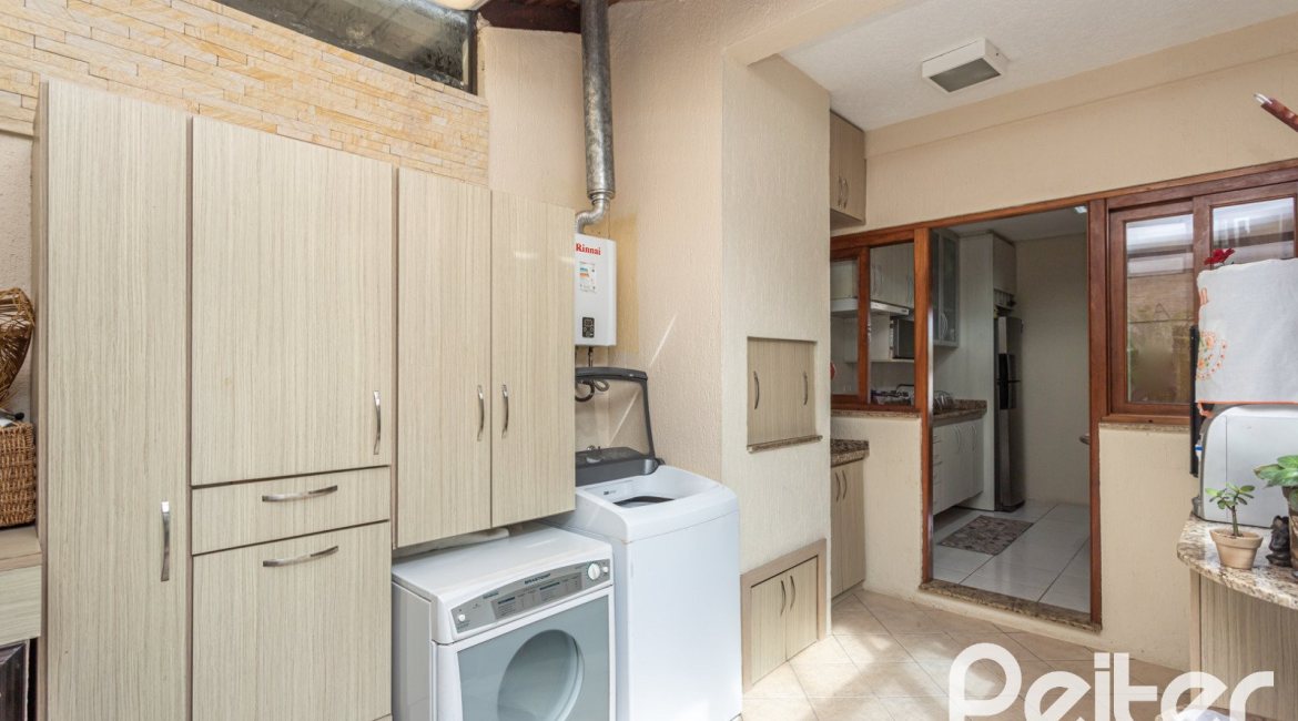 Casa à venda com 152m², 3 dormitórios, 1 suíte, 2 vagas, no bairro Vila Assunção em Porto Alegre