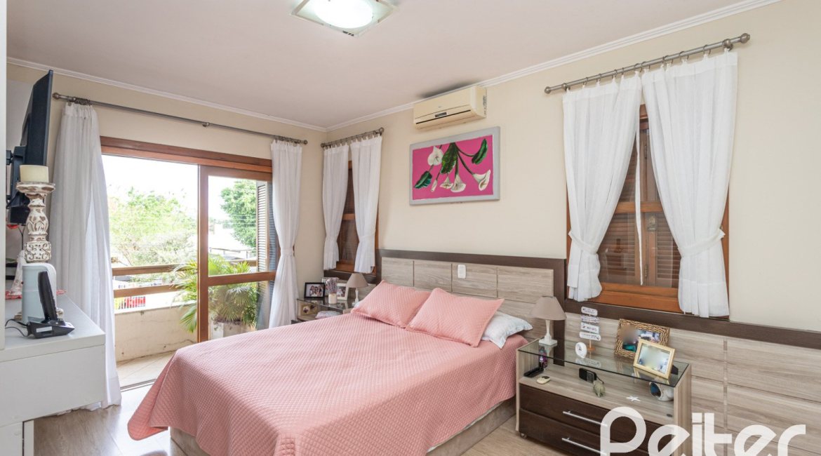 Casa à venda com 152m², 3 dormitórios, 1 suíte, 2 vagas, no bairro Vila Assunção em Porto Alegre