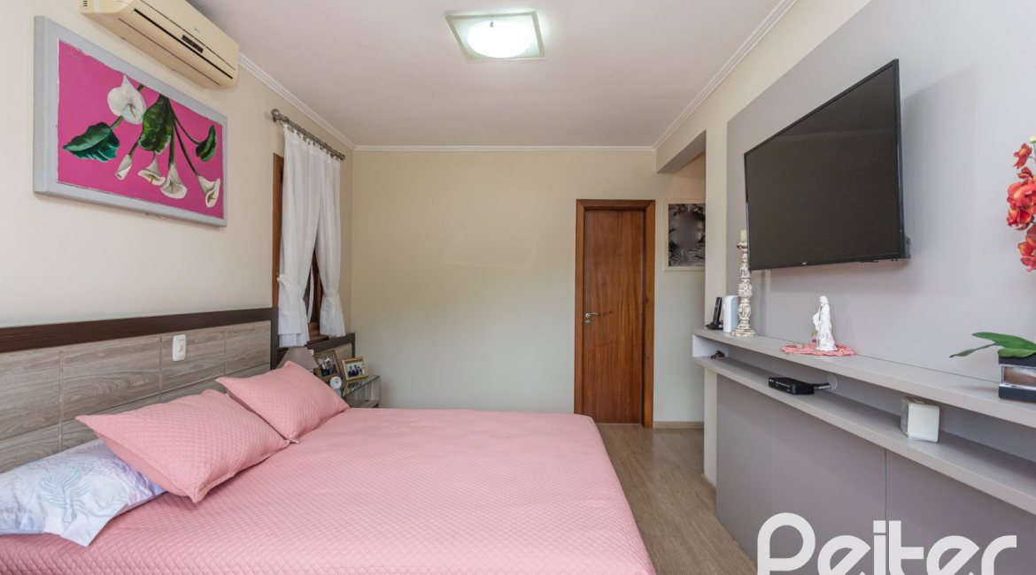 Casa à venda com 152m², 3 dormitórios, 1 suíte, 2 vagas, no bairro Vila Assunção em Porto Alegre