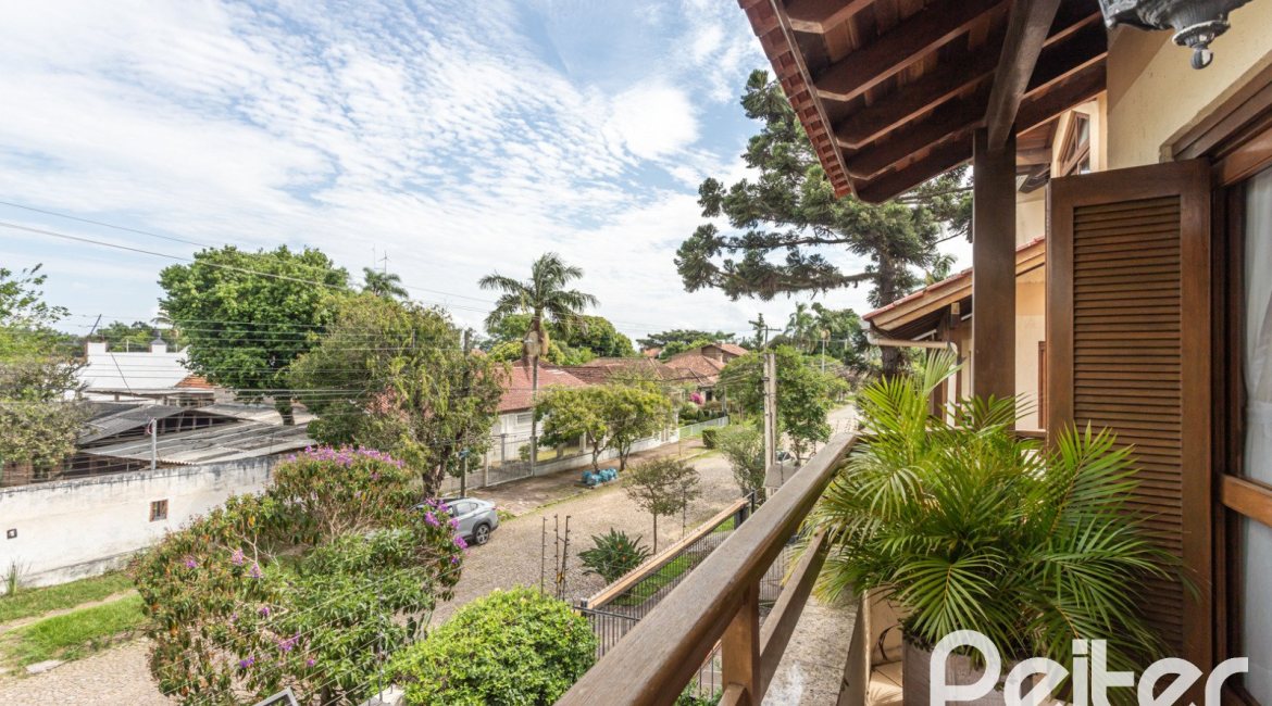 Casa à venda com 152m², 3 dormitórios, 1 suíte, 2 vagas, no bairro Vila Assunção em Porto Alegre