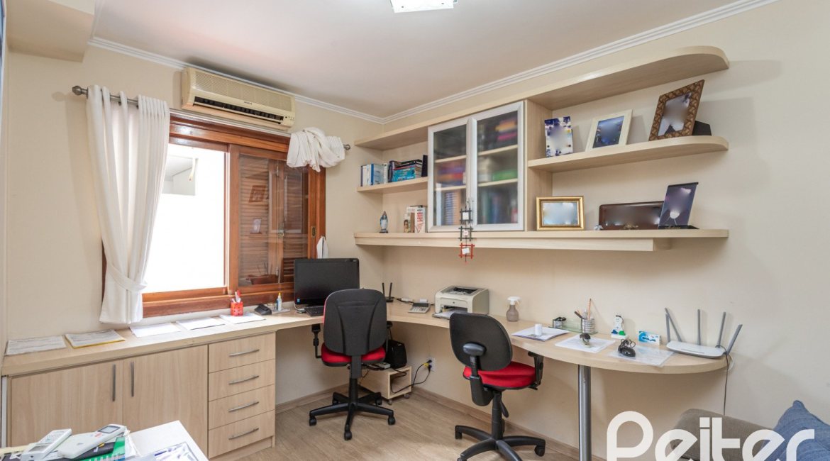 Casa à venda com 152m², 3 dormitórios, 1 suíte, 2 vagas, no bairro Vila Assunção em Porto Alegre