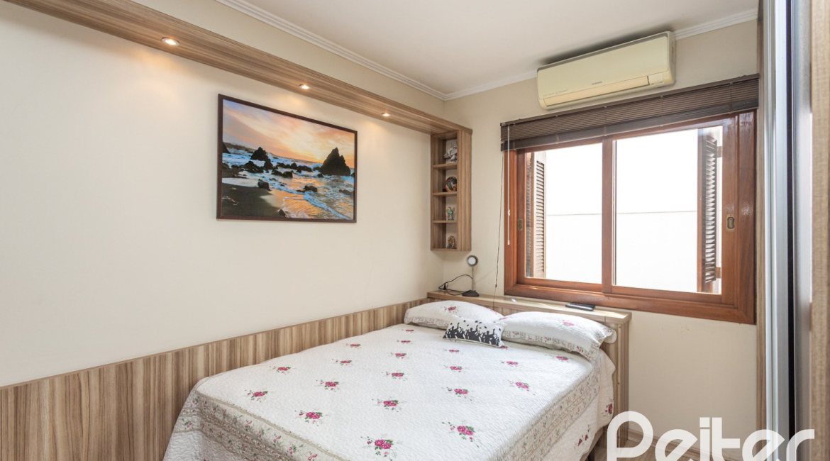 Casa à venda com 152m², 3 dormitórios, 1 suíte, 2 vagas, no bairro Vila Assunção em Porto Alegre