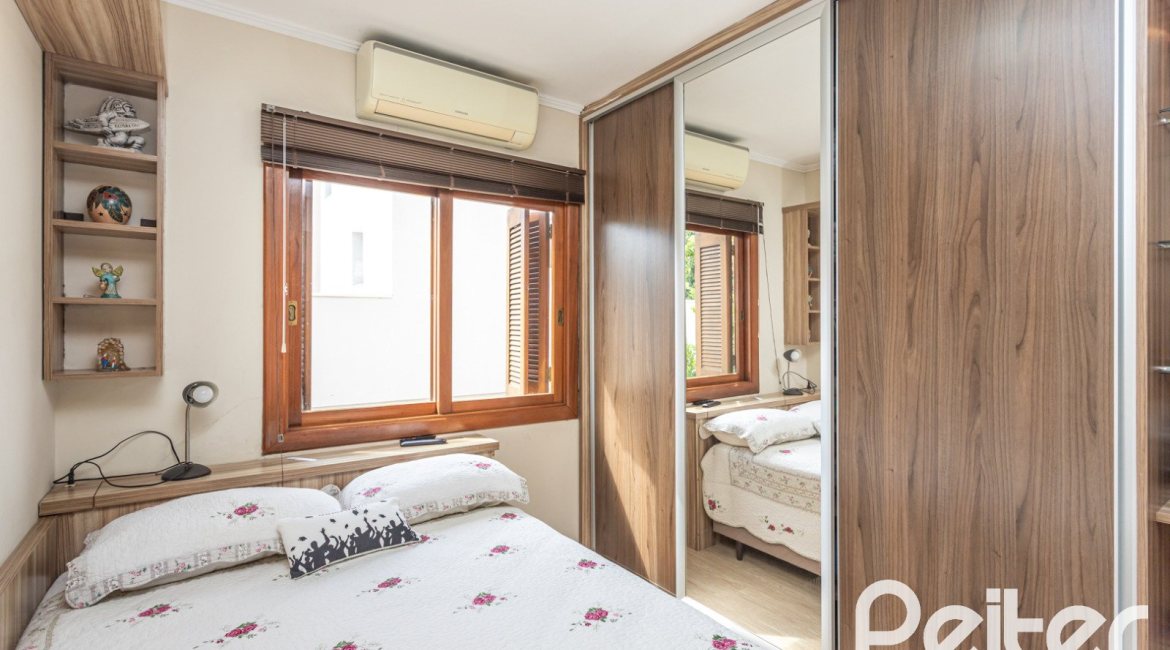 Casa à venda com 152m², 3 dormitórios, 1 suíte, 2 vagas, no bairro Vila Assunção em Porto Alegre