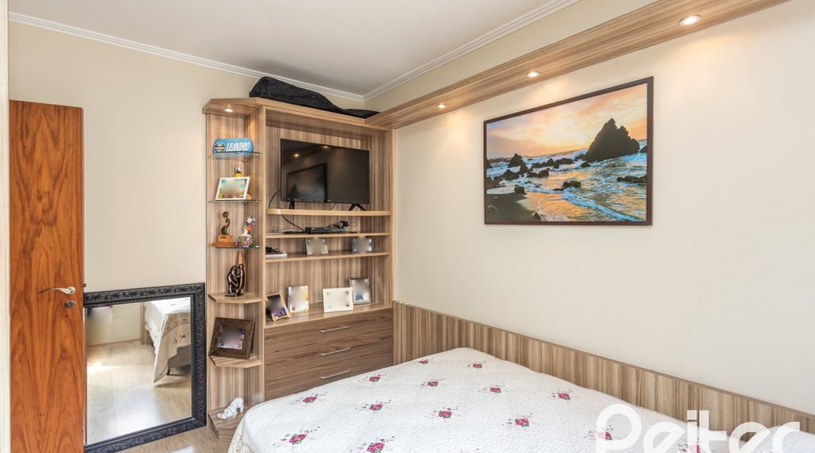 Casa à venda com 152m², 3 dormitórios, 1 suíte, 2 vagas, no bairro Vila Assunção em Porto Alegre