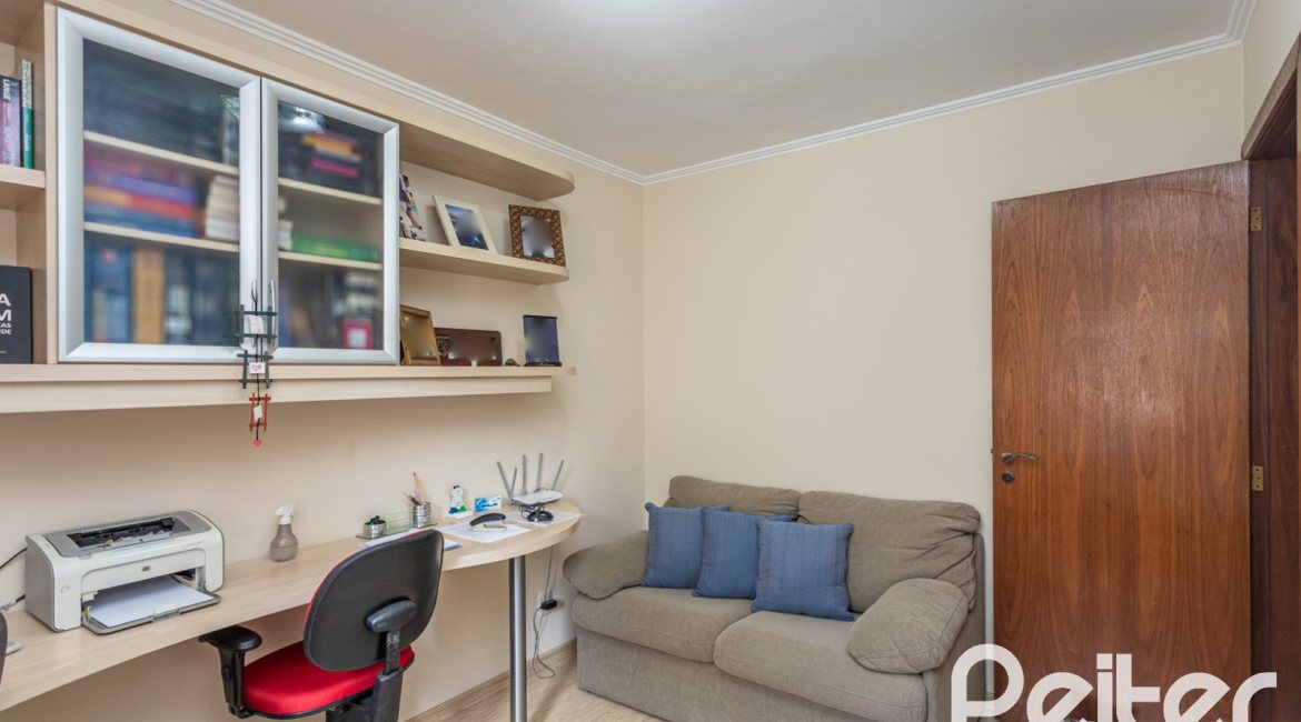 Casa à venda com 152m², 3 dormitórios, 1 suíte, 2 vagas, no bairro Vila Assunção em Porto Alegre