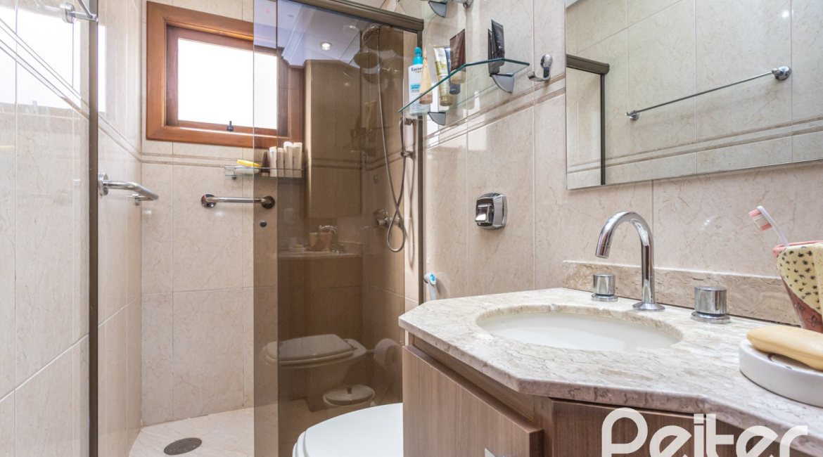 Casa à venda com 152m², 3 dormitórios, 1 suíte, 2 vagas, no bairro Vila Assunção em Porto Alegre