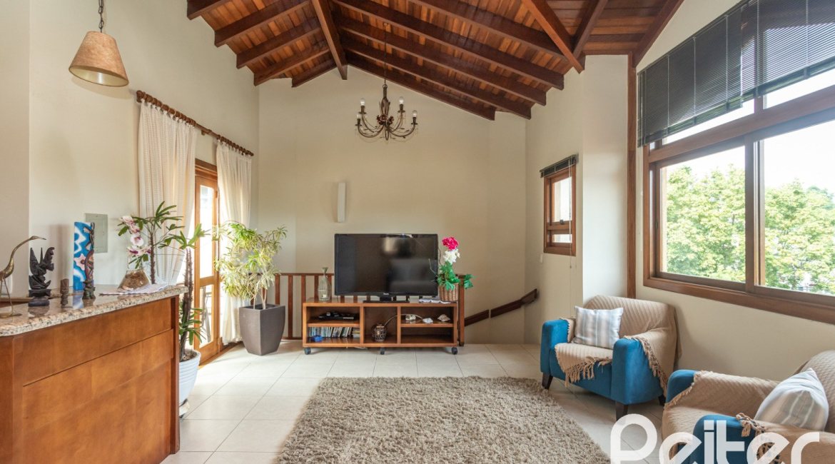 Casa à venda com 152m², 3 dormitórios, 1 suíte, 2 vagas, no bairro Vila Assunção em Porto Alegre