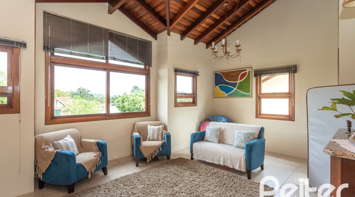 Casa à venda com 152m², 3 dormitórios, 1 suíte, 2 vagas, no bairro Vila Assunção em Porto Alegre