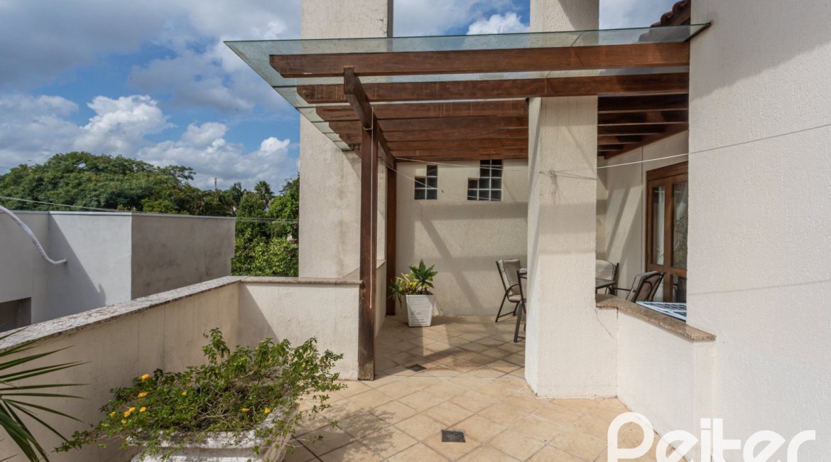 Casa à venda com 152m², 3 dormitórios, 1 suíte, 2 vagas, no bairro Vila Assunção em Porto Alegre