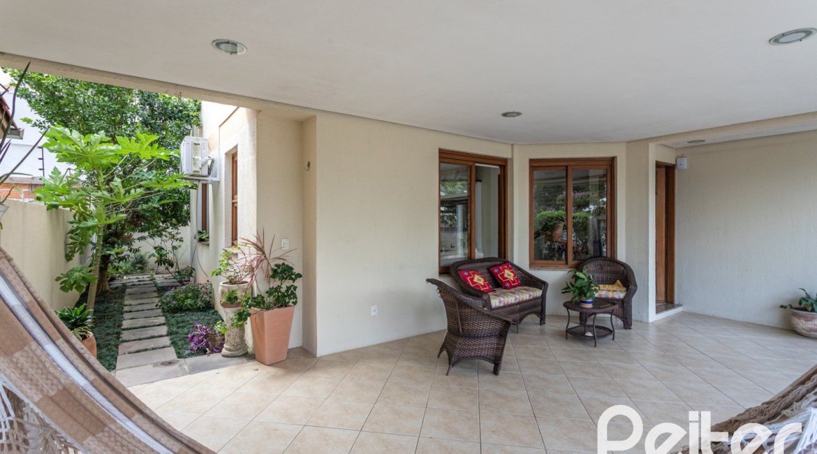 Casa à venda com 152m², 3 dormitórios, 1 suíte, 2 vagas, no bairro Vila Assunção em Porto Alegre