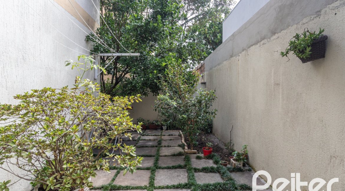 Casa à venda com 152m², 3 dormitórios, 1 suíte, 2 vagas, no bairro Vila Assunção em Porto Alegre