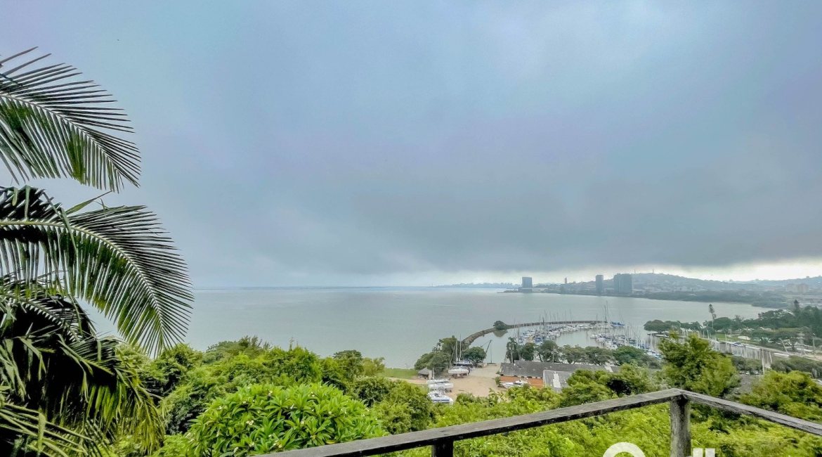 Casa à venda com 561m², 5 dormitórios, 4 vagas, no bairro Vila Assunção em Porto Alegre