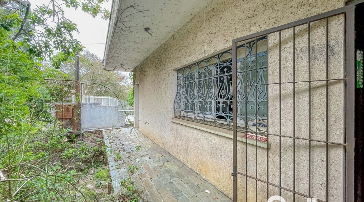 Casa à venda com 561m², 5 dormitórios, 4 vagas, no bairro Vila Assunção em Porto Alegre