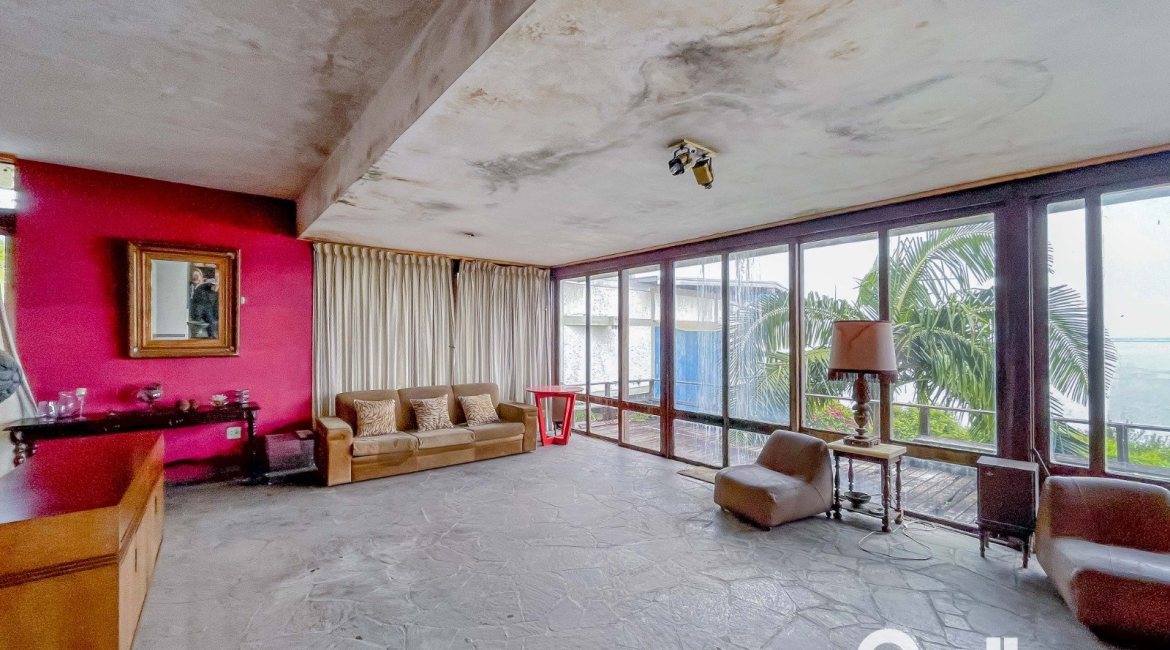 Casa à venda com 561m², 5 dormitórios, 4 vagas, no bairro Vila Assunção em Porto Alegre