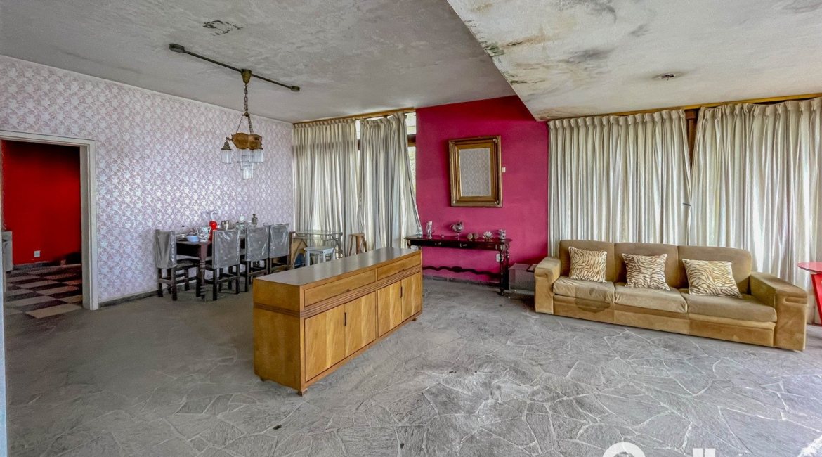 Casa à venda com 561m², 5 dormitórios, 4 vagas, no bairro Vila Assunção em Porto Alegre