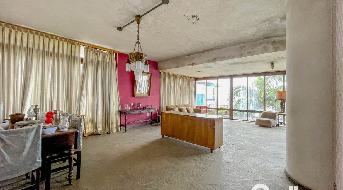 Casa à venda com 561m², 5 dormitórios, 4 vagas, no bairro Vila Assunção em Porto Alegre