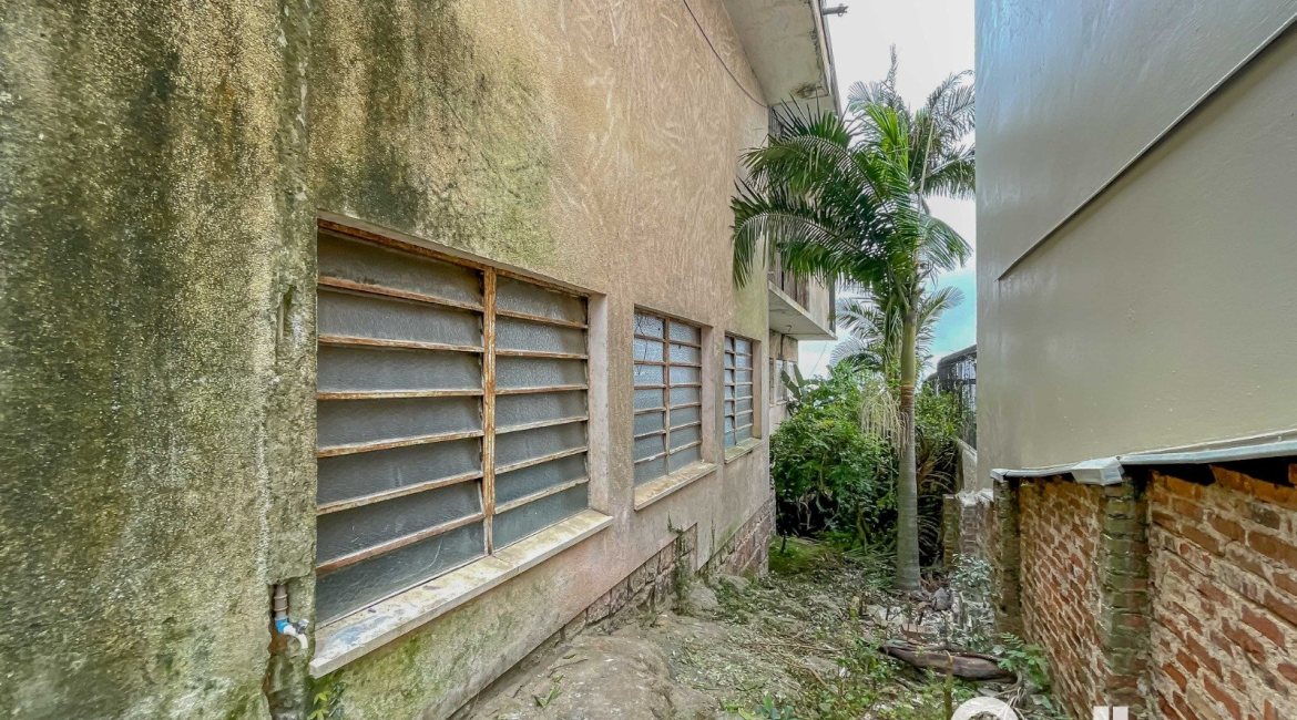 Casa à venda com 561m², 5 dormitórios, 4 vagas, no bairro Vila Assunção em Porto Alegre