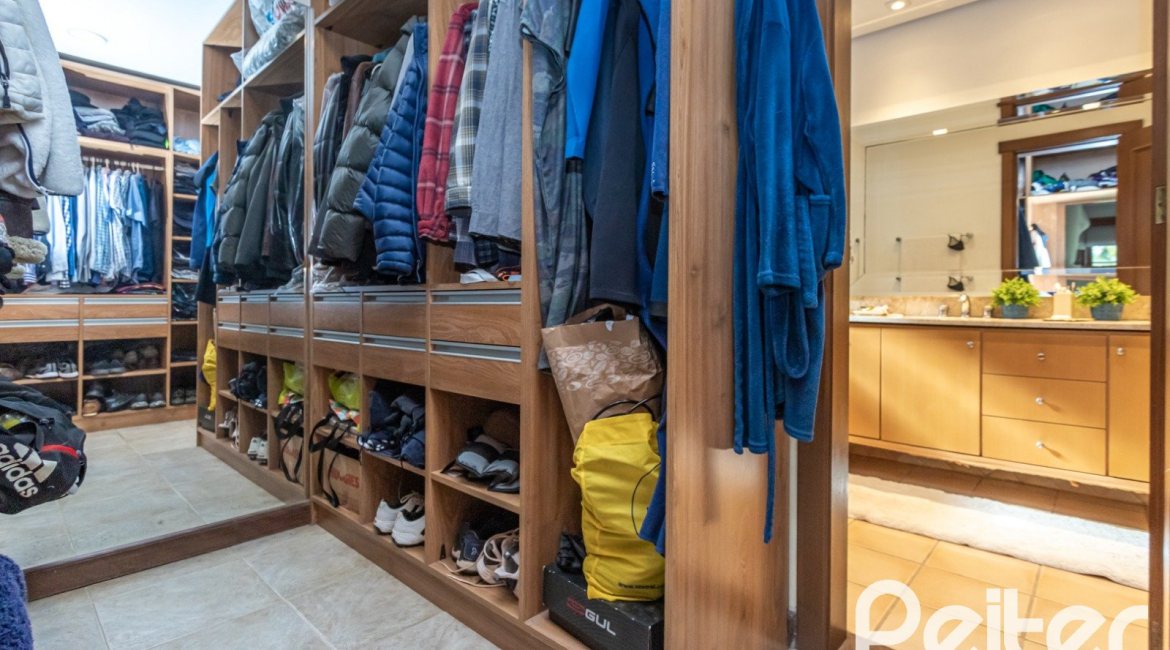 Casa em Condomínio à venda com 290m², 3 dormitórios, 3 suítes, 4 vagas, no bairro Terra Ville em PORTO ALEGRE