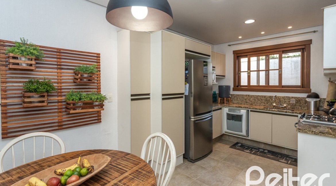 Casa em Condomínio à venda com 290m², 3 dormitórios, 3 suítes, 4 vagas, no bairro Terra Ville em PORTO ALEGRE