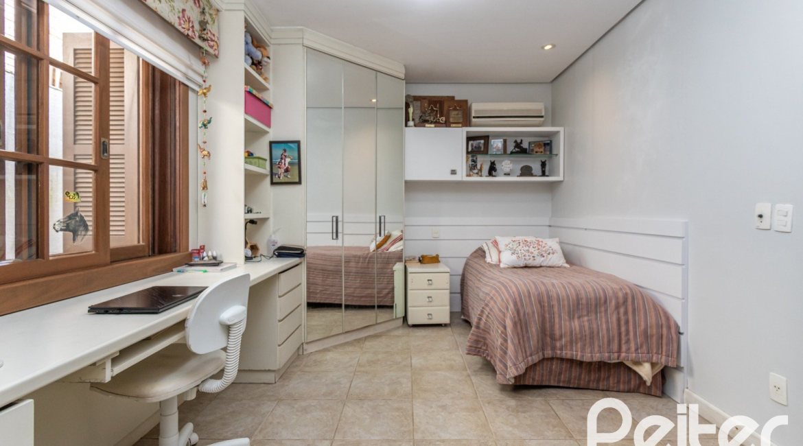 Casa em Condomínio à venda com 290m², 3 dormitórios, 3 suítes, 4 vagas, no bairro Terra Ville em PORTO ALEGRE