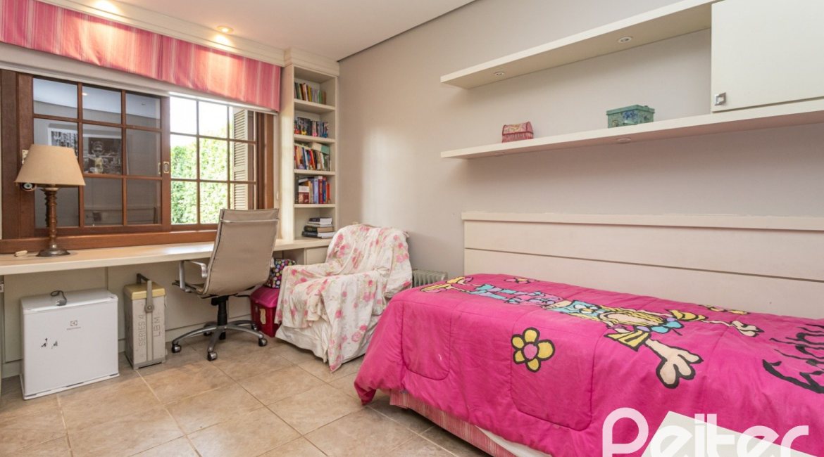 Casa em Condomínio à venda com 290m², 3 dormitórios, 3 suítes, 4 vagas, no bairro Terra Ville em PORTO ALEGRE