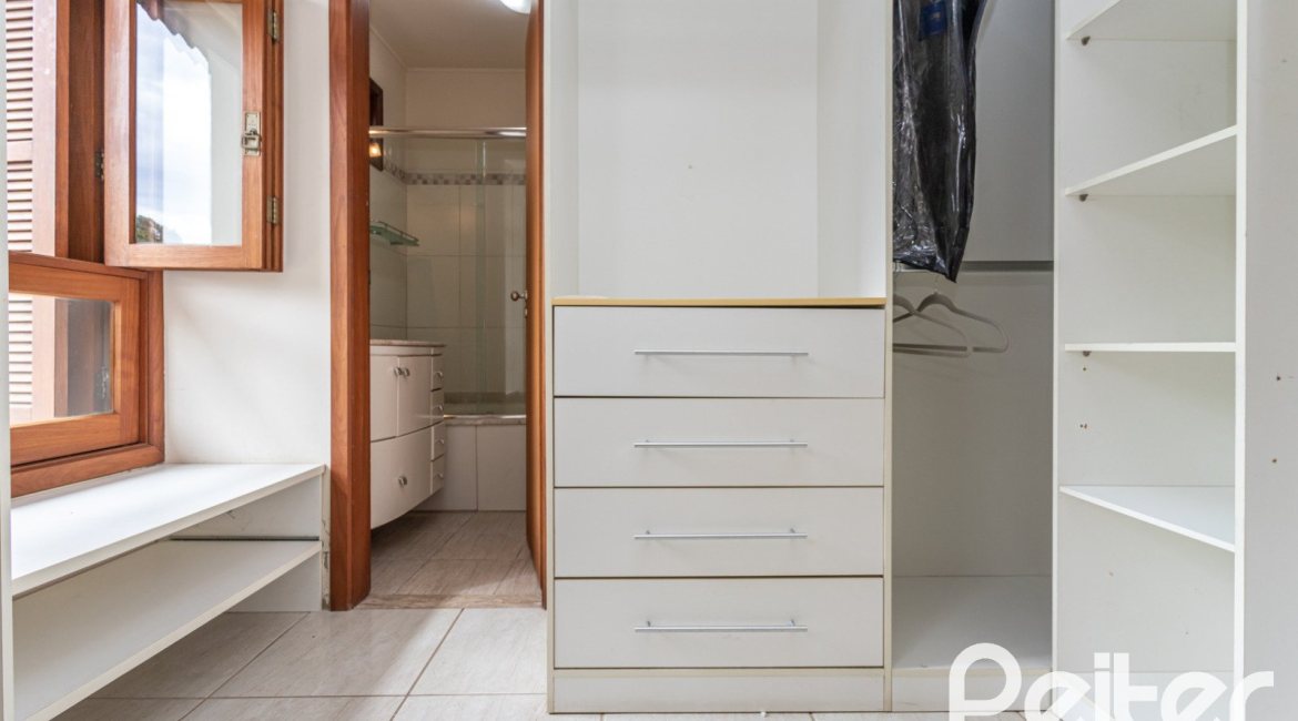 Casa em Condomínio à venda com 270m², 3 dormitórios, 1 suíte, 3 vagas, no bairro Jardim Isabel em PORTO ALEGRE